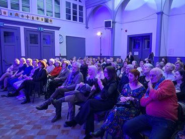 Koncert Mirosława Czyżykiewicza na Dworcu Kulturalnym Wieluń – Dąbrowa. Publiczność podziękowała artyście owacją na stojąco